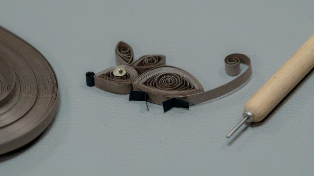 纸毛猫，使用复杂的羽毛技术精心制作图片下载