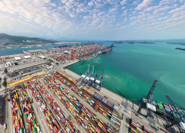 中国深圳市盐田港船舶港口的制造物流货物集装箱船鸟瞰图。进出口业务，物流国际。图片下载