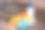 在气体不锈钢表面的背景上演示厨房护理产品:洗涤剂，海绵和橙色家用手套。近距离图片下载