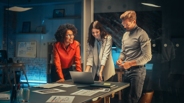 富有创意的多元文化同事随意开玩笑，讨论新的商业机会，在办公室会议室交谈，使用笔记本电脑和平板电脑头脑风暴公司营销创意。图片下载