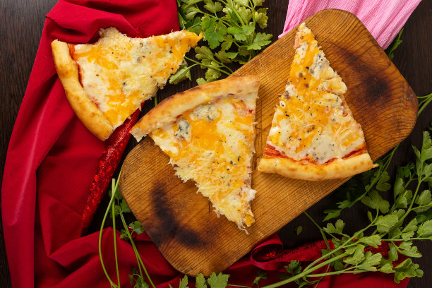 披萨片，在明亮的背景上图片下载