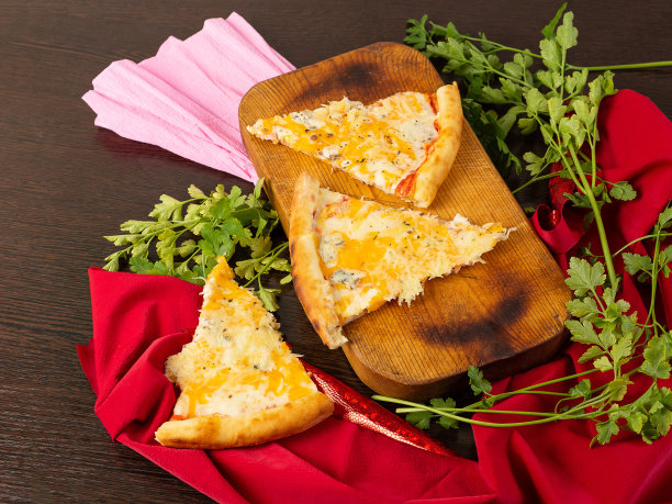 披萨片，在明亮的背景上图片下载