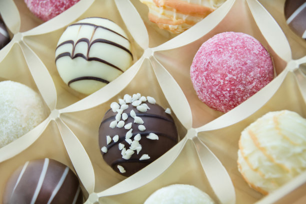 各式各样的果仁和盒子靠近图片下载