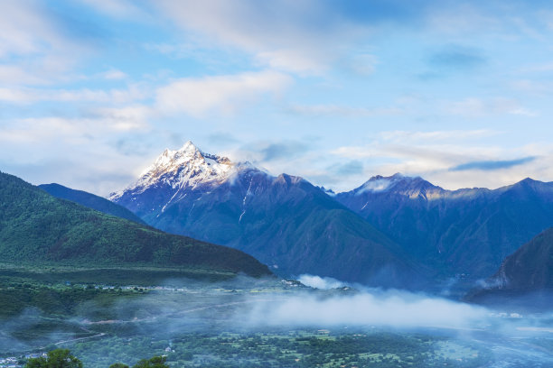 中国西藏林芝山脉雪山和村庄的美丽风景图片下载