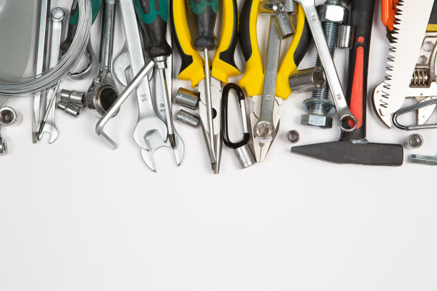 一套用于修理的工具，放在白色背景的箱子里。各种工作或施工工具。扳手，钳子，螺丝刀。俯视图图片下载