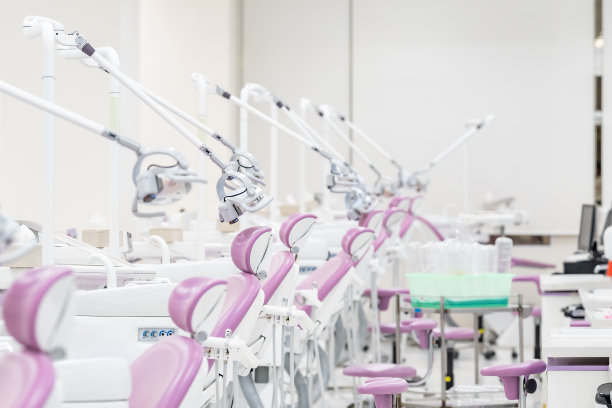许多现代牙科设备和座位在一个卫生和无菌的牙科培训室在医院。图片下载