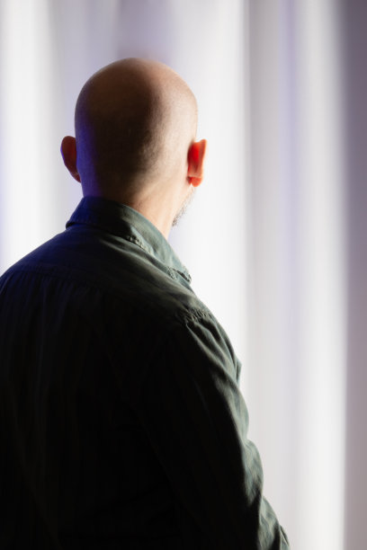 穿着西装站着的男人。工作室肖像。图片下载