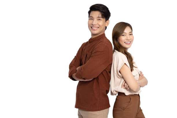 成功的亚洲商人和女商人的肖像，双臂交叉，微笑孤立在白色背景图片下载