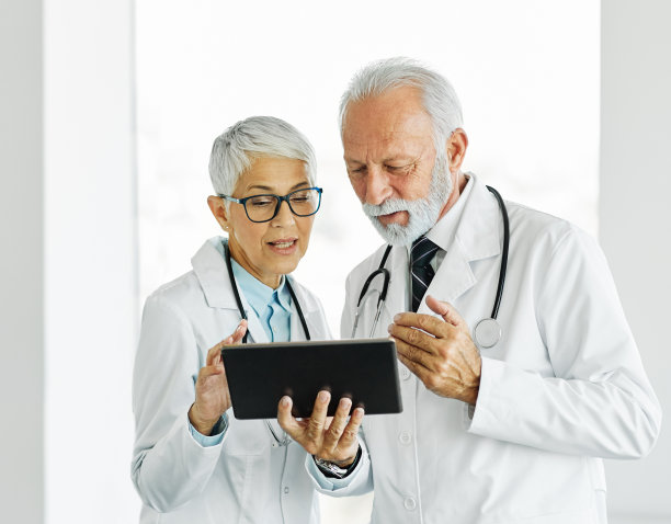 医生老年妇女男子医院团队药片保健医药保健会议团队专业诊所办公室护士图片下载