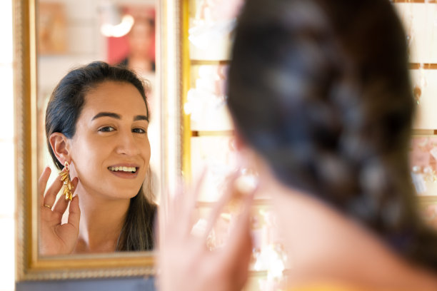 一名巴西妇女在半珠宝店试戴耳环图片下载