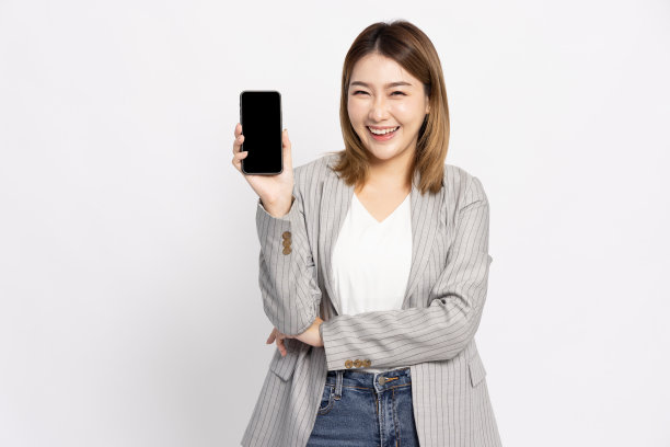 亚洲商业女性的肖像显示或呈现手机应用程序孤立在白色背景，亚洲泰国模型图片下载