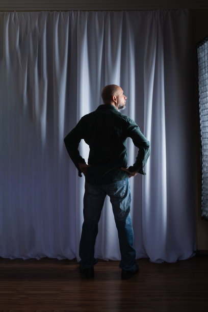 穿着西装站着的男人。工作室肖像。图片下载