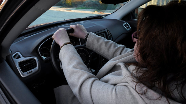 手在汽车方向盘上的位置不正确图片下载