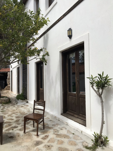 在卡斯市的一扇古老的木门附近，有一把椅子的老街。图片下载