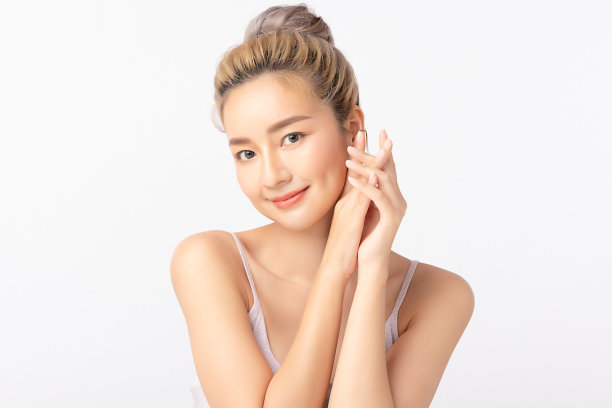 快乐美丽年轻的亚洲女性清洁新鲜的裸露皮肤的概念。亚洲女孩美容面部护肤保健，面部护理，完美肌肤，自然妆容。孤立在白色背景上。图片下载
