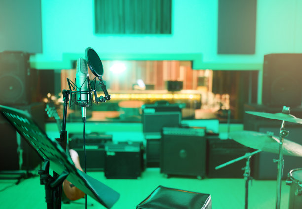 音乐，录音室和室内乐器为创意，音乐家或行业背景。无线电、媒体和电子霓虹灯的音频技术、麦克风和声音制作图片下载