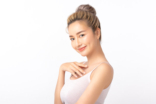 快乐美丽年轻的亚洲女性清洁新鲜的裸露皮肤的概念。亚洲女孩美容面部护肤保健，面部护理，完美肌肤，自然妆容。孤立在白色背景上。图片下载
