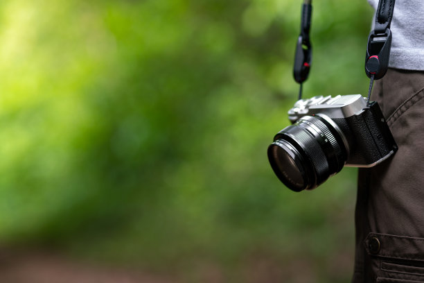 快乐的亚洲摄影师带着数码相机旅行和摄影，背包客在高山自然森林徒步旅行，周末爱好活动图片下载