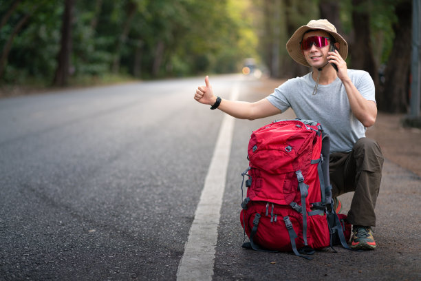 快乐的亚洲背包客搭便车汽车乘用车运输爱好探险徒步旅行旅行户外自然森林在夏天图片下载
