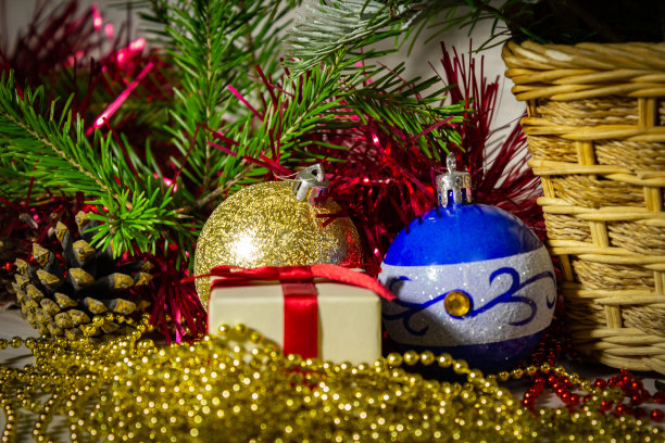 圣诞玩具和一个装有新年礼物的盒子图片下载