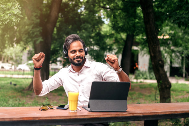 夏天，亚洲商人在咖啡馆听音乐。图片下载