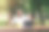 夏天，亚洲商人在咖啡馆听音乐。图片下载