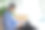 开朗的女性在共享办公空间处理商务文件图片下载