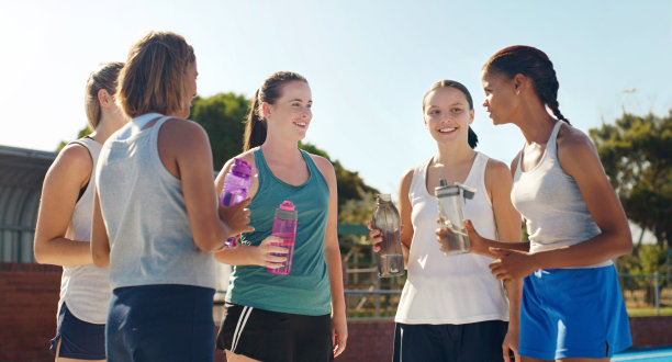 健身，朋友和女人聊天，在体育场馆放松，锻炼和培训。健身，健身和女子团体快乐，微笑和享受谈话后，在运动中心的有氧运动图片下载