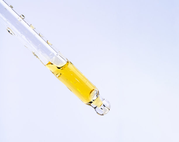 微距照片化妆品或精油，从玻璃滴管滴血清图片下载