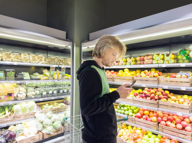 男子在市场上买水果图片下载