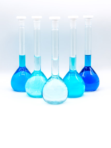 白色背景的玻璃化学。有选择性的重点图片下载