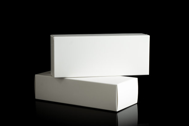 包装盒为矩形，空白广告模板，为产品包装。白色空封闭纸板容器，黑色背景图片下载