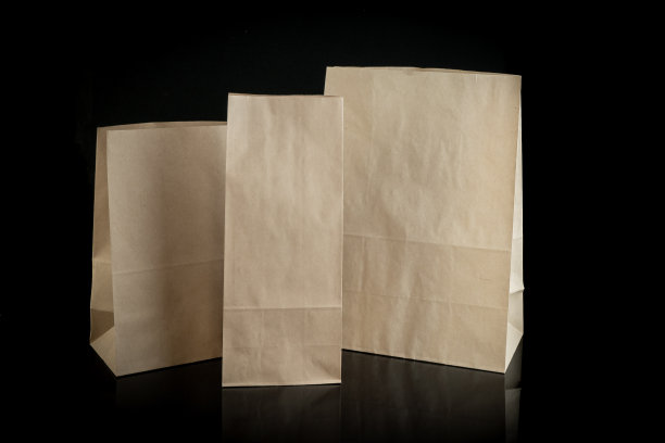 一套黑色背景的购物纸袋。设计模型图片下载