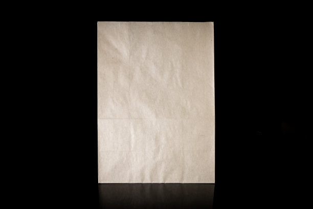 可回收的工艺纸袋购物，礼物和外卖食物模拟黑色背景。比一次性塑料袋更环保图片下载