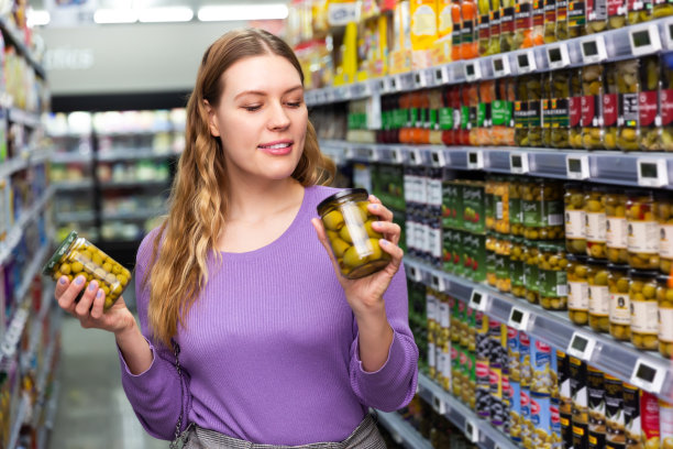女人拿着一罐腌橄榄图片下载