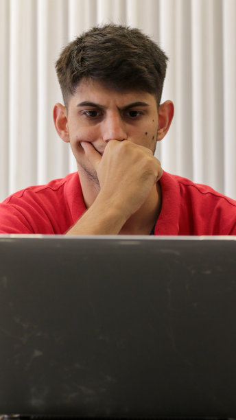 细心的男人在电脑前核对帐目图片下载