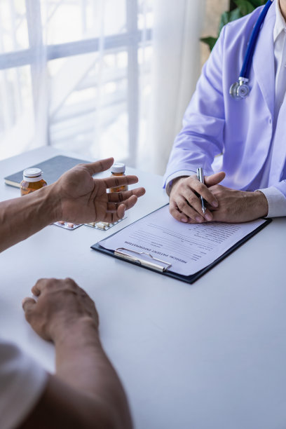 穿着白色医疗服的男医生与男患者讨论结果或症状或医生在医院给顾客提供药物建议。图片下载