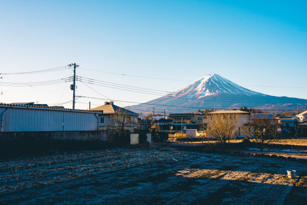 从日本乡村小镇看富士山图片下载