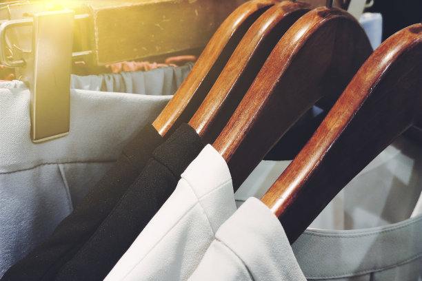 衣架和衣服的时尚形象图片下载