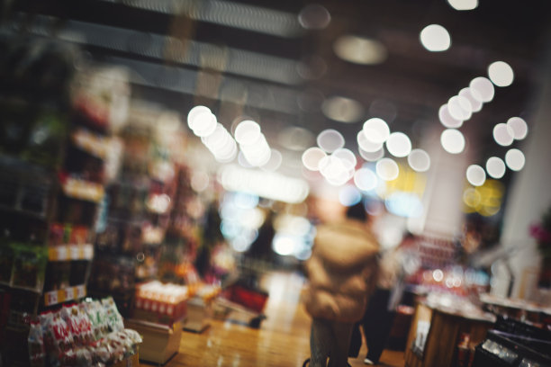 超市货架模糊和购物形象图片下载