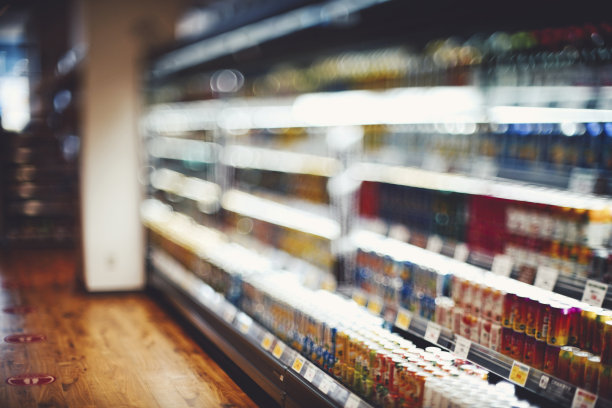 超市货架模糊和购物形象图片下载