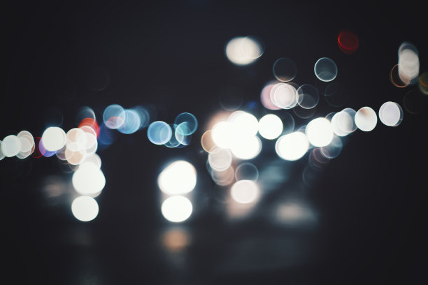 晚上开车，灯光模糊不清图片下载