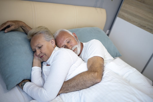 老夫妻在床上睡觉图片下载