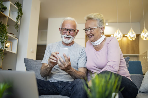 老夫妇在家里休息图片下载