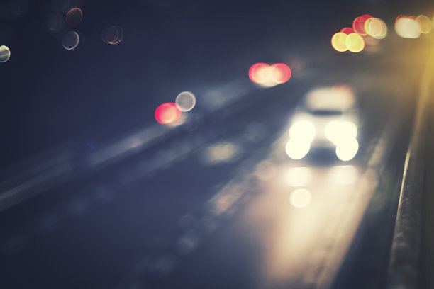 晚上开车，灯光模糊不清图片下载