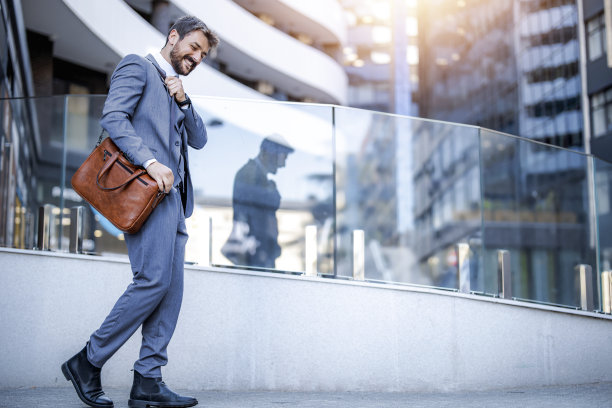 走在城市中的商人图片下载