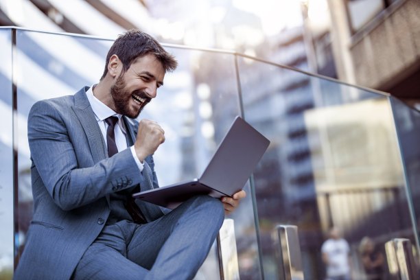 带着笔记本电脑的经理图片下载