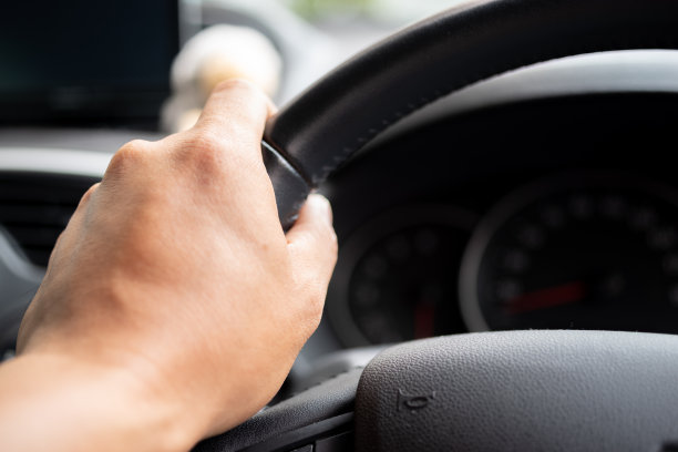 握住方向盘图片下载