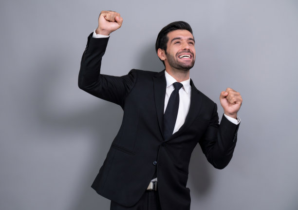 兴奋而快乐的商人穿着黑色正装。狂热的图片下载
