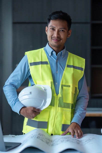 亚洲工程师或建筑师在建筑工地佩戴白色安全帽向前看图片下载